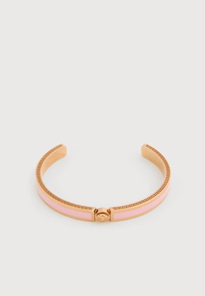 Bracelet manchette en or rose avec des accents en émail rose, présentant un motif géométrique le long des bords et une fermeture circulaire au centre.