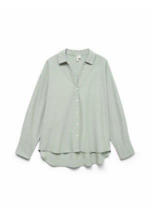 Camicia verde chiaro a maniche lunghe con bottoni, colletto e orlo curvo, mostrata distesa su sfondo bianco.