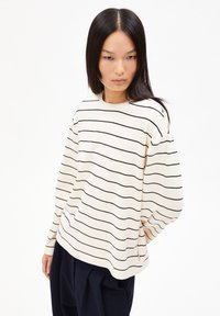 Cremfarbene, gestreifte Langarmbluse mit schwarzen horizontalen Linien, aus gestricktem Stoff, entspannter Passform, rundem Halsausschnitt und seitlichem Schlitz.