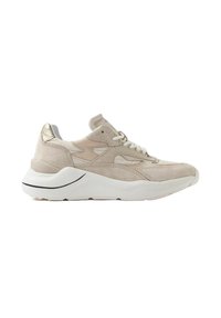 Sneaker beige in suede con suola in gomma bianca, accenti testurizzati e tacco metallico. Presenta un design con lacci e dettagli cuciti.