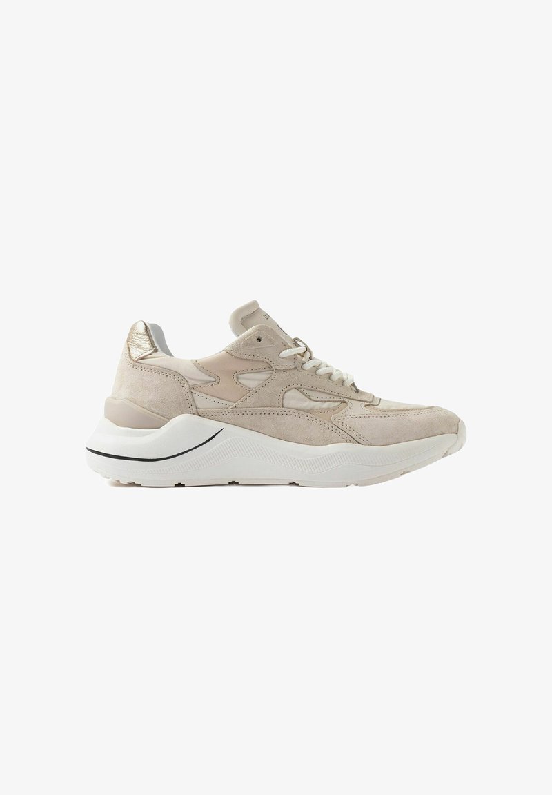 Beige ruskinds sneakers med hvid gummisål, teksturerede accenter og en metal hæl. Har snørebånd og stikninger.