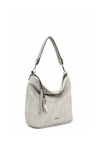 Sac à main en tissu gris clair au design décontracté, agrémenté d'un pompon décoratif et d'une poignée bordée de noir. Texture lisse, quincaillerie minimale.