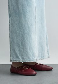 MICHAEL Michael Kors INDY - Balerinke - mulberry