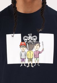 Jūrinės t-tipo marškiniai su animaciniu grafiku, vaizduojančiu tris vyrų figūras, dėvinčias skirtingus drabužius ir aksesuarus, įskaitant karūną ir lazdelę.