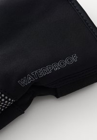 Schwarz wasserdichte Handschuh mit strukturiertem Griff, ausgestattet mit einem verstärkten Handgelenk und reflektierendem "WASSERDICHT"-Druck auf der Außenseite.