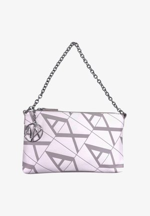 Clutch bag bianco con texture e motivi geometrici grigi, tracolla in catena argento e logo metallico. Chiusura a zip sulla parte superiore.