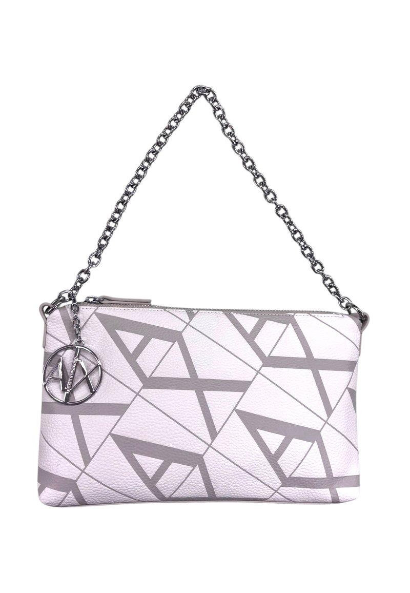 Clutch bag bianco con texture e motivi geometrici grigi, tracolla in catena argento e logo metallico. Chiusura a zip sulla parte superiore.