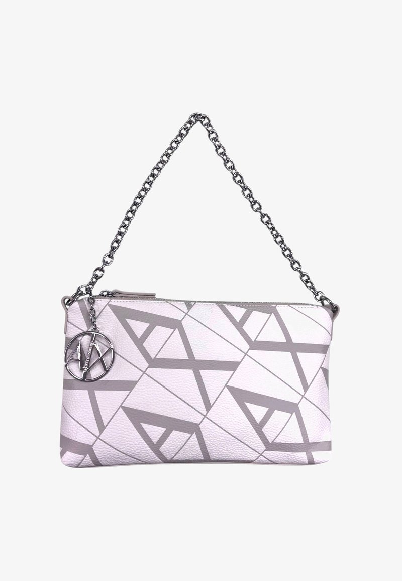 Clutch bag bianco con texture e motivi geometrici grigi, tracolla in catena argento e logo metallico. Chiusura a zip sulla parte superiore.