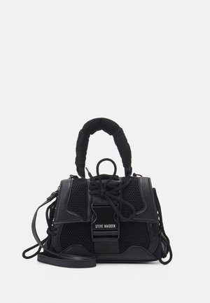 Schwarze Steve Madden Handtasche mit Mesh-Textur, gepolstertem Griff, Schnürung vorne und abnehmbarem Schulterriemen auf weißem Hintergrund.