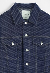 Veste en denim avec un motif texturé bleu marine, boutons-pression en argent, deux poches poitrine et un col pointu. L'étiquette indique "FRILIVIN, Paris, FR, taille M."