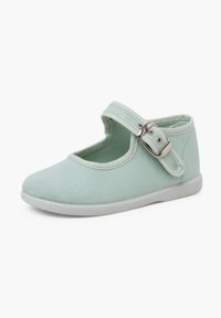 Zapatilla de lona verde menta con puntera redondeada, correa ajustable en el tobillo y suela de goma ligera, con costuras limpias y un diseño minimalista.