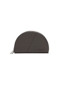 Graue Lederbeuteltasche mit einer geschwungenen Form, die geometrische Nähte, einen Reißverschluss und einen Zipper aus versilbertem Material aufweist.