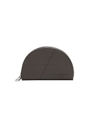 Graue Lederbeuteltasche mit einer geschwungenen Form, die geometrische Nähte, einen Reißverschluss und einen Zipper aus versilbertem Material aufweist.