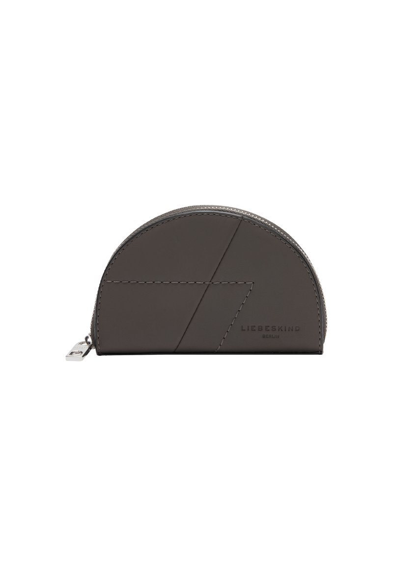 Graue Lederbeuteltasche mit einer geschwungenen Form, die geometrische Nähte, einen Reißverschluss und einen Zipper aus versilbertem Material aufweist.