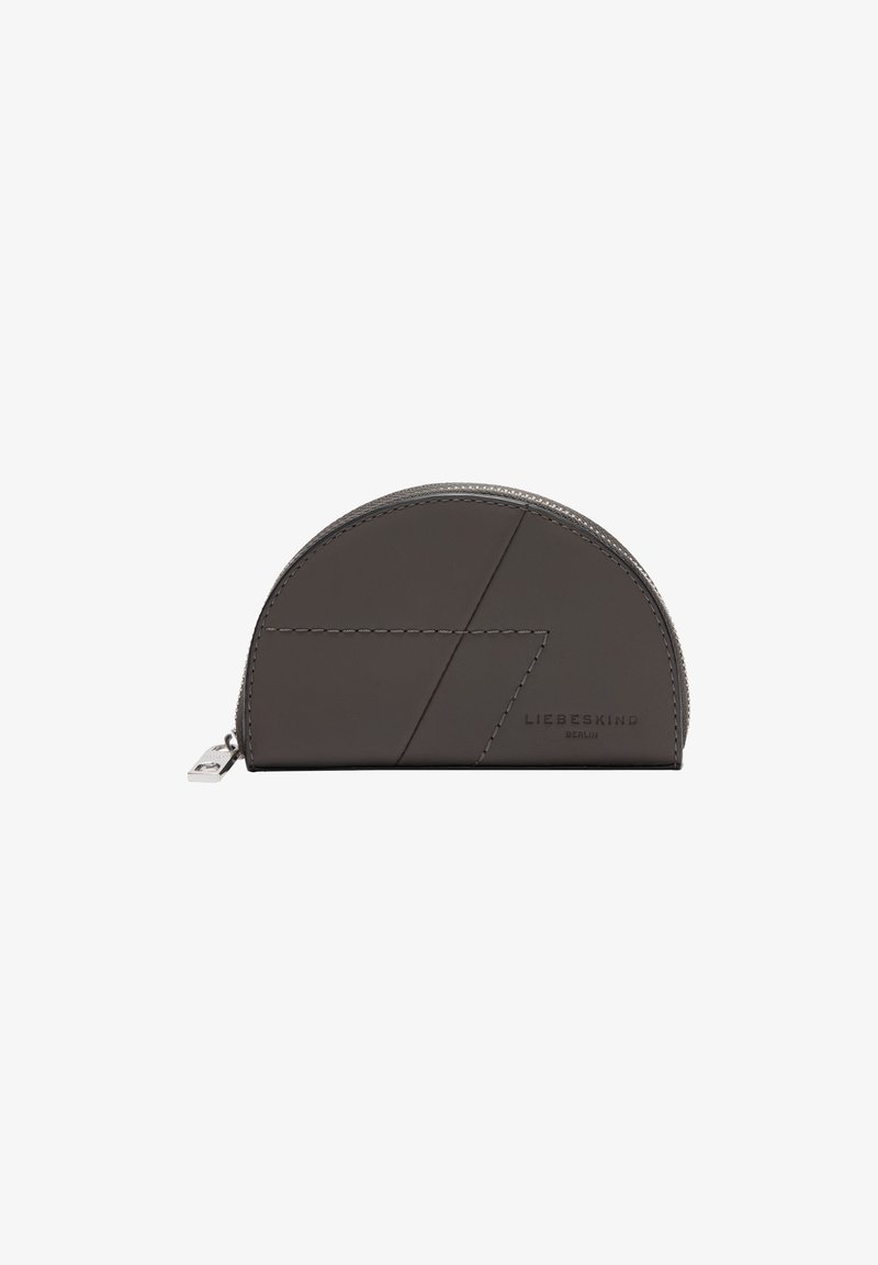Graue Lederbeuteltasche mit einer geschwungenen Form, die geometrische Nähte, einen Reißverschluss und einen Zipper aus versilbertem Material aufweist.
