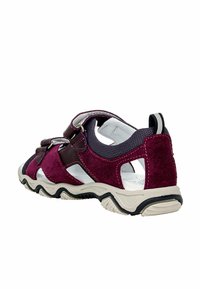 Fialové semišové a síťované sandály s nastavitelnými popruhy, gumovou podrážkou, výřezy pro prodyšnost a texturovanou černou podrážkou.