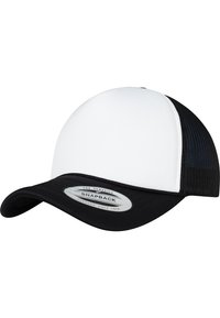 Snapback sapka fehér elülső résszel, fekete lencsével és hálós oldalakkal. A karimája felett kör alakú matricás címke található.
