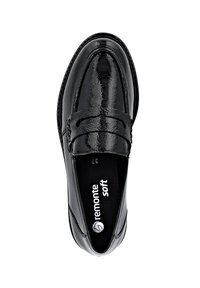 Mocassin en cuir verni noir avec une surface lisse, semelle intérieure rembourrée et détails cousus. Présente une sangle sur la zone des orteils.