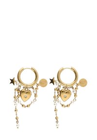 Pendientes de aro de oro con charms colgantes: un corazón con una piedra, perlas y dos estrellas. Destacan por su intrincado detalle y texturas variadas.