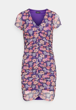 Florales Kleid in Lila mit kurzen Ärmeln. Verfügt über Raffung an den Seiten und einen V-Ausschnitt. Das Design enthält rosa und blaue Blumen.