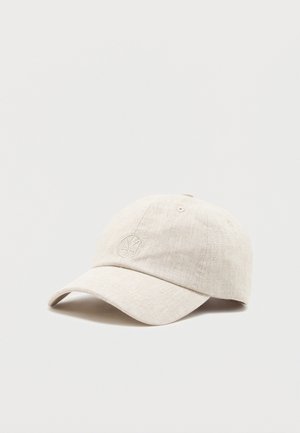 Beige linnen pet met gebogen klep en subtiel geborduurd cirkelvormig logo op het voorpaneel.
