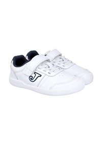 Zapatos deportivos blancos con una correa de velcro y cordones, que presentan un logotipo en 'J' azul oscuro, un diseño perforado y una suela de goma texturizada.