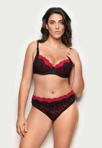 Sort lingeri-sæt med indviklet blondedesign og røde detaljer. Bh'en har underwire-support, og de matchende trusser har en bølget blonderand.