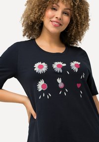 Ulla Popken À FLEURS COUPE CLASSIC FIT COL ROND ET MANCHES COURTES - Camiseta estampada - marine