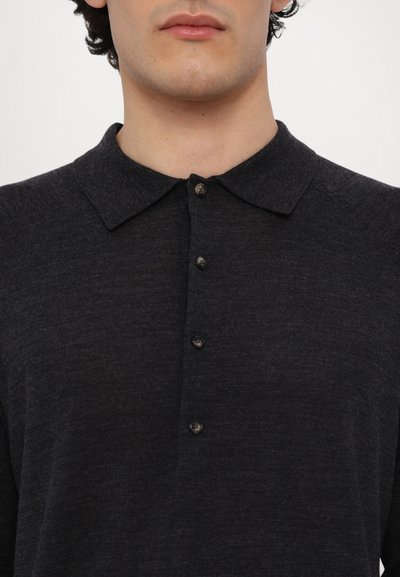 Polo shirt gris foncé avec un col classique, fermeture à cinq boutons et un tissu doux et texturé. Détails de couture subtils visibles.