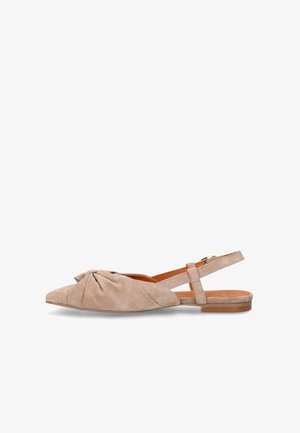 Beige suède platte slingback schoen met een spitse neus, geplooide voorkant en verstelbare enkelband met gesp.