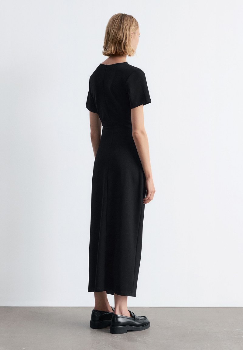 elowen midi dress Elowen Short-Sleeve Midi Dress With Floral Appliqué