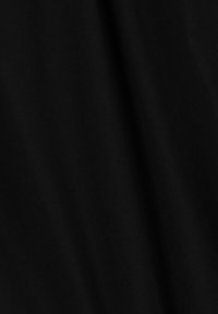 Tissu noir avec une texture lisse et mate, présentant des variations subtiles de teinte et de douceur. Pas de motifs ni d'accents présents.