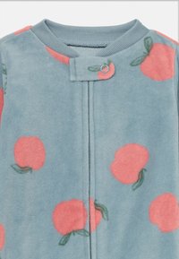 Hellblaues Fleece-Oberteil mit rosa Pfirsichmustern und grünen Blättern, runder Ausschnitt und Druckknopfverschluss vorne. Weiches Material.