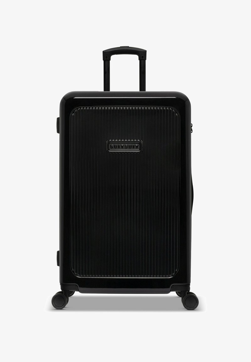 Zwarte harde koffer met verticale groeven, telescoophandgreep en vier wielen. Heeft een logo aan de voorkant en een zijhandgreep.
