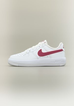 Chaussure blanche Nike Air Force 1 avec logo Swoosh rouge et lacets blancs sur fond neutre, vue de côté.