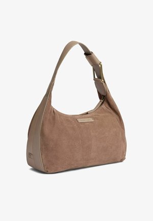 Smeđa torba od antilopa s kožnim remenom i mesinganom kopčom, pravokutnog oblika s patentnim zatvaračem i natpisom brenda sprijeda.