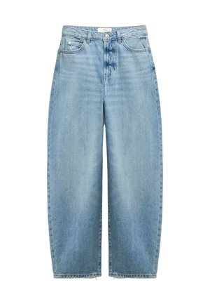 Jasnoniebieskie szerokie dżinsy z wysokim stanem, z przodu zapinane na guziki i zamek, posiadają pięć kieszeni, prezentowane na białym tle.