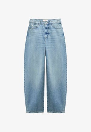 Jasnoniebieskie szerokie dżinsy z wysokim stanem, z przodu zapinane na guziki i zamek, posiadają pięć kieszeni, prezentowane na białym tle.