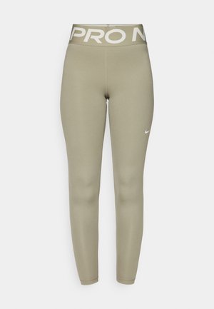 Leggings atléticos en verde oliva con una cinturilla blanca ancha que presenta el texto "PRO" y un pequeño logo de Nike en blanco en la parte inferior izquierda.