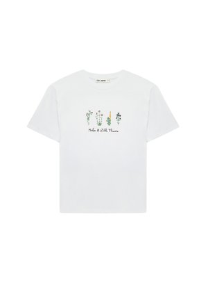 Biała koszulka z krótkim rękawem z ilustracjami czterech różnych ziół i dzikich kwiatów oraz napisem "Herbs & Wild Flowers" na przodzie.