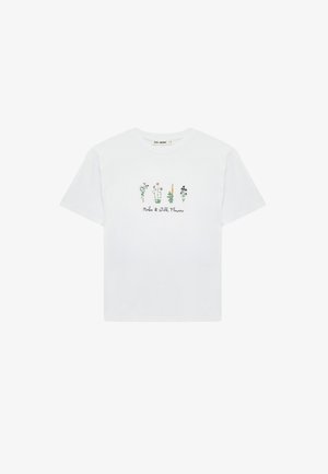 Wit T-shirt met korte mouwen, met illustraties van vier verschillende kruiden en wilde bloemen en de tekst "Kruiden & Wilde Bloemen" op de voorkant.