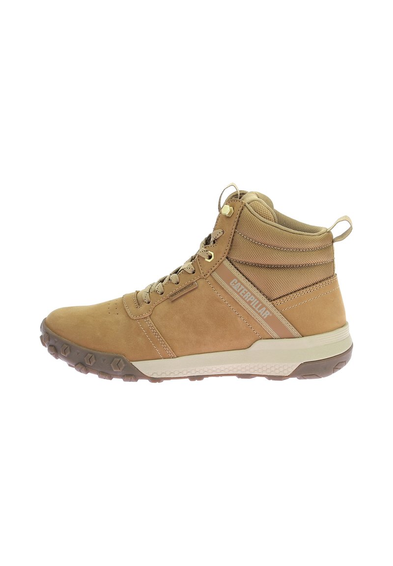 Botas de senderismo de cuero marrón con un diseño de caña alta, parte superior texturizada, cuello acolchado y suela de goma con patrones de agarre.
