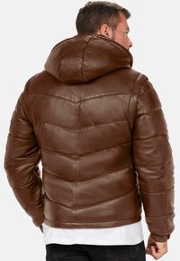 Giubbotto imbottito in pelle marrone con cappuccio, caratterizzato da un design a trapunte e una texture liscia, visto da dietro.