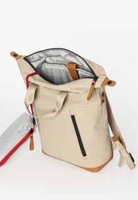 Borsa tote beige con parte superiore arrotolata, accenti in pelle marrone, interno grigio a scacchi e tasca laterale con zip. Include spallacci regolabili.
