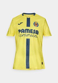 Kollane jalgpallipaita sinise vertikaalse triibuga, Villarreal CF logo, Joma brändi logo ja Pamesa Cerámica sponsor ees.