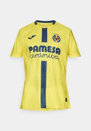 Žuta nogometna majica s plavim vertikalnim prugama, logo Villarreal CF, logo marke Joma, i sponzor Pamesa Cerámica na prednjoj strani.