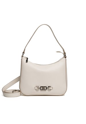 Borsa a tracolla in pelle beige con dettaglio fibbia argento, cerniera superiore, manico corto e tracolla lunga staccabile.