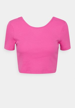 Haut court rose vif côtelé à manches courtes avec un large col arrondi, présenté sur un fond blanc uni.