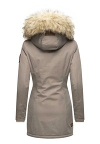Parka beige con capucha de piel sintética, cierre de cremallera, bolsillos laterales y puños acanalados. Presenta una tela texturizada y un parche de marca en la manga.