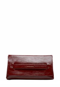 Clutch bag rettangolare lucido di colore rosso scuro con una tracolla orizzontale davanti e una leggera impressione del nome del marchio.